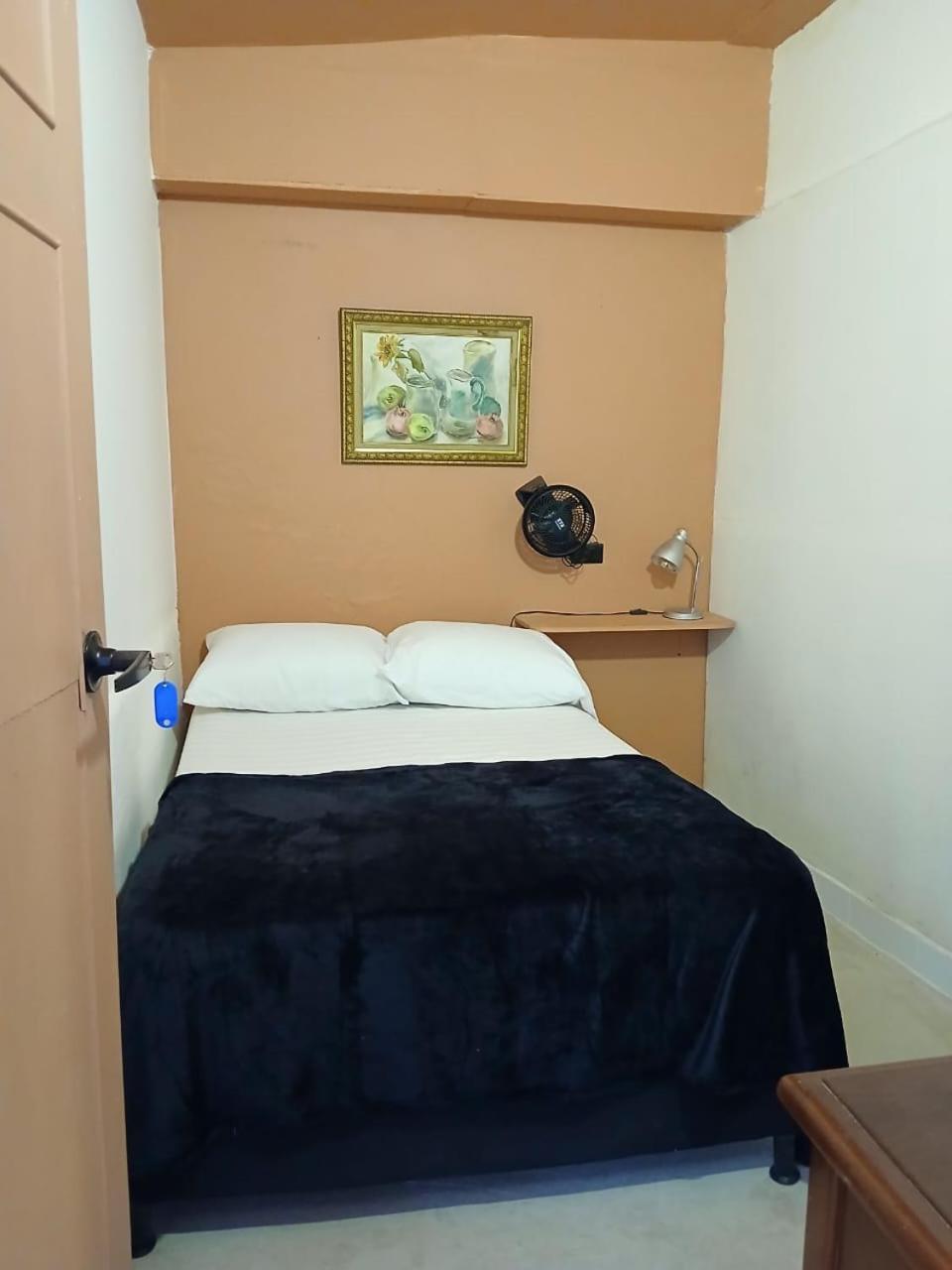 Hostal Casa Primavera Медельин Экстерьер фото